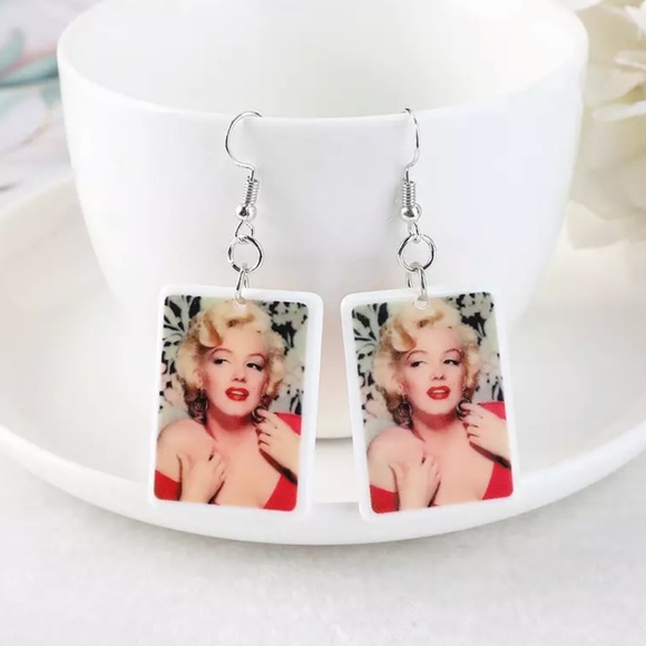 Jewelry - 💄 Stunning Marilyn Monroe Drop Earrings